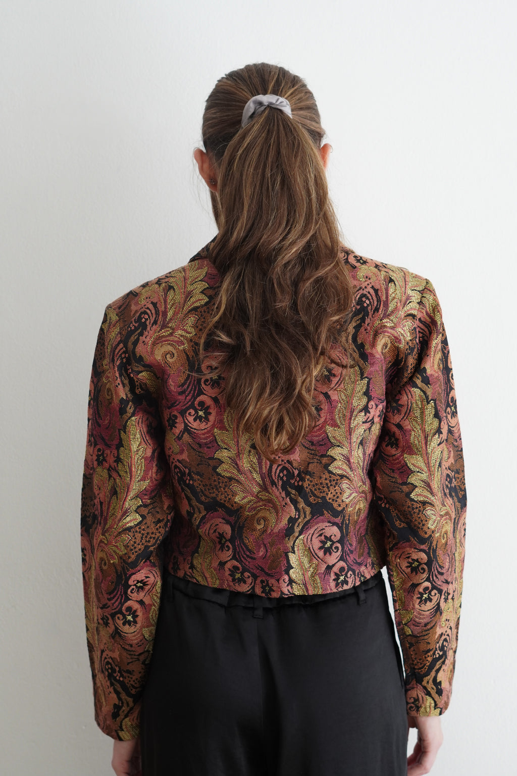 Chaqueta vintage estilo barroco tapestry cropped color cobre y negro