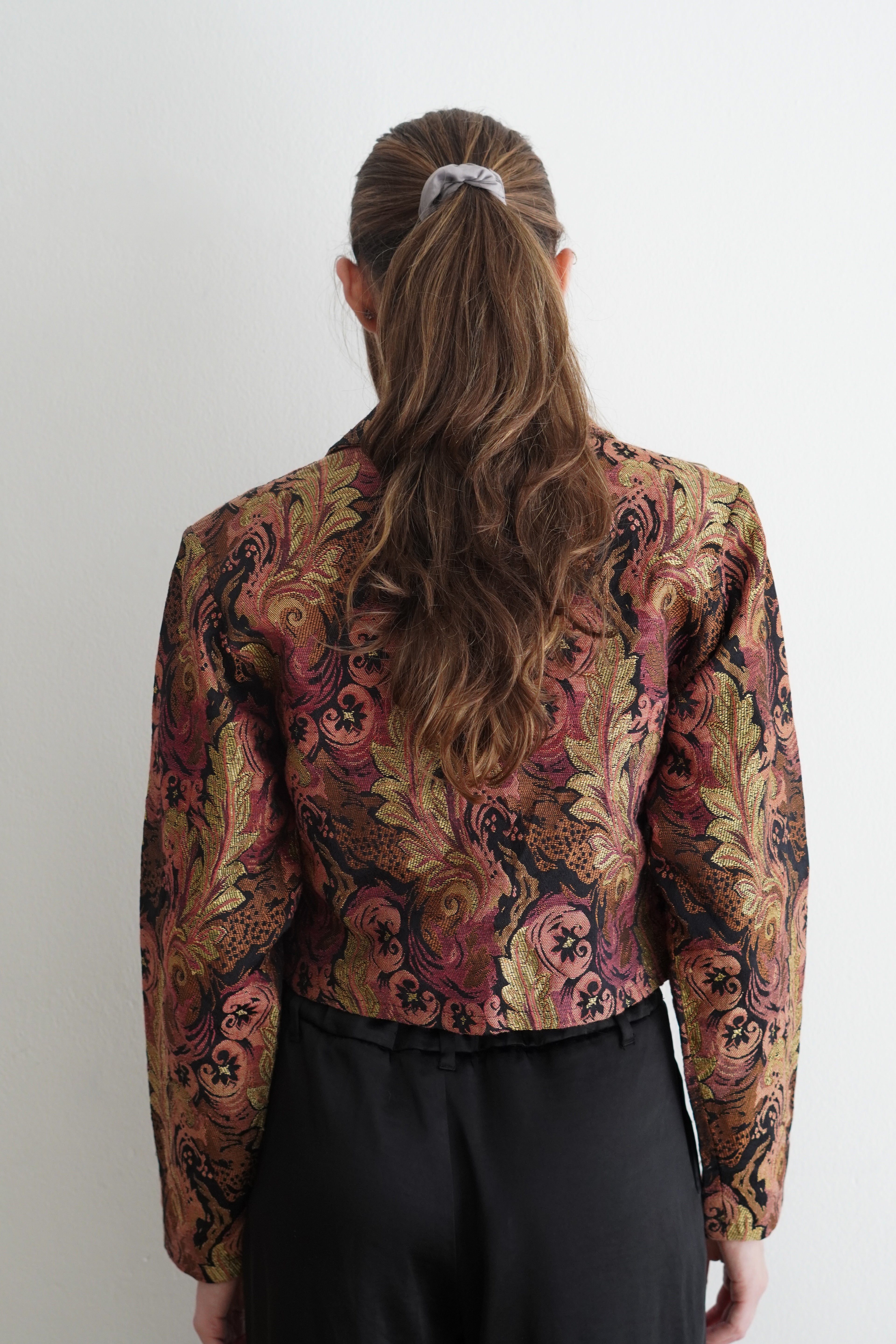 Chaqueta vintage estilo barroco tapestry cropped color cobre y negro